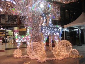 Trang trí tiểu cảnh Noel | Mô hình trang trí Noel, Giáng Sinh với hình chú tuần lộc, quả cầu đèn Led siêu sáng được thiết kế và thi công bởi đội ngũ Ánh Sao Trẻ