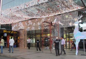 Tiểu cảnh trang trí Noel, Giáng Sinh phía trước mặt tiền trung tâm thương mại, mô hình kết hợp đèn led siêu sáng nhiều màu | Ánh Sao Trẻ lên ý tưởng thiết kế và thi công mô hình