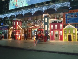 Thiết kế và thi công trang trí Noel mặt tiền trung tâm thương mại NowZone - trực tiếp thực hiện bởi đội thi công trang trí Ánh Sao Trẻ