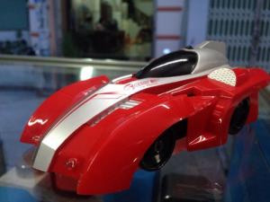 Xe đua leo tường điều khiển từ xa