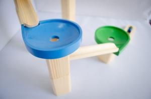 Đồ chơi gỗ, Mô hình tháp đua bi cho bé độc đáo sáng tạo