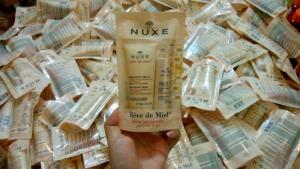 Set kem dưỡng tay và son dưỡng dạng thỏi Nuxe Reve De Miel