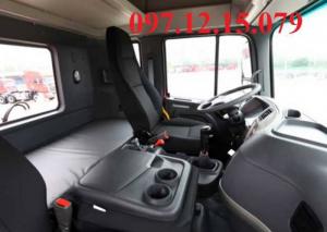 xe đầu kéo 1 cầu nội thất bên trong rộng rãi được trang bị 3 chỗ ngồi và 1 giường năm,như các bạn thấy khi gập ghế thứ 3 xuống có thể tạo ra hộp đựng tài liệu và 2 khay đựng cà fe.