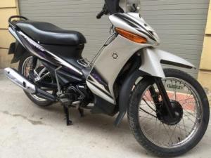 Taurus màu bạc... xe nữ chạy nên rất kỹ .