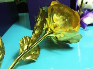Hoa hồng mạ vàng 24k chữ love