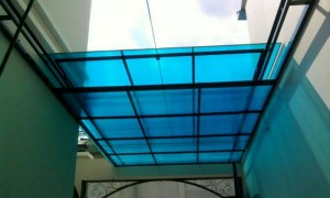 Tấm lợp lấy sáng polycarbonate làm giếng trời mái hiên giá rẻ