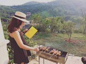 hình anh khách đi du lịch nghỉ dưỡng tại sunset