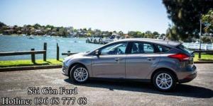 Ford Focus 2019 được trang bị một bảng điều khiển với các tính năng tiêu chuẩn trên cabin sẽ bao gồm;một hệ thống phun nước mới, đánh lửa keyless, kiểm soát nhiệt độ hai khu vực, một hệ thống định vị, cửa sổ điều hành từ xa và gương, gạt nước cảm biến mưa và kiểm soát hành trình
Trong số những thay đổi mới, sẽ có một lưới tản nhiệt mạ crôm ở hai bên đèn pha được thiết kế lại.Cả hai đèn pha và đèn hậu sẽ trang bị công nghệ LED.Cản trước cũng sẽ được sửa đổi và sẽ được tích hợp với cửa hút khí lớn.