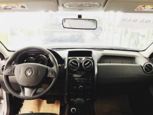 Nội thất tối giản nhưng không hề rẻ tiền. Vô lăng cực chắc, cầm cực đã