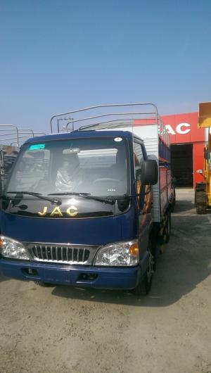 Cung cấp sức mạnh cho xe tải jac 2.4 tấn là khối động cơ HFC4DA1-1 được chuyển giao hoàn toàn công nghệ Isuzu với dung tích xilanh 2.771cc; công suất 68 kW/ 3600, mômen xoắn động cơ 196/2000Nm/rpm, hệ thống phun nhiên liệu trực tiếp điều khiển điện tử giúp tiết kiệm nhiên liệu vượt trội, hộp số 6 cấp đồng bộ cùng động cơ vô cùng êm ái, vào số nhẹ nhàng vận hành êm ái trong mọi điều kiện.