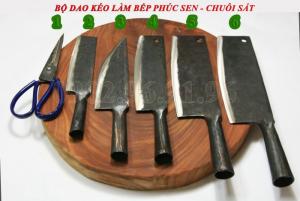 Bộ dao làm bếp chuôi gỗ tiện Phúc Sen - Cao Bằng gồm: KÉO CẮT, DAO GỌT CỦ QUẢ, DAO THÁI, DAO CHẶT GÀ VỊT, DAO CHẶT XƯƠNG. 100% được làm từ nhíp ô tô, bảo hành 12 tháng, đổi trả trong vòng 30 ngày nếu không hài lòng. Giá 1.075.000đ