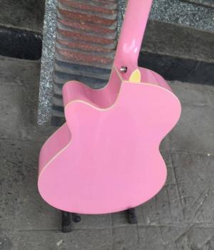Mua đàn guitar màu hồng cho con gái