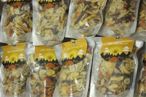 Hoa Quả Sấy thương hiệu Lạc Thủy Farm được phân phối bởi công ty TNHH Nông Sản, Thực Phẩm Lạc Thủy thơm ngon hảo hạng, không gây béo hay tăng cân, bổ xung chất xơ và vitamin cần thiết từ các loại củ quả cho người lớn và trẻ em như : khổ qua, mít, khoai mô, khoai lang, chuối, đậu bắp, cà rốt,... rất tốt cho sức khỏe, thích hợp để dùng làm quà biếu