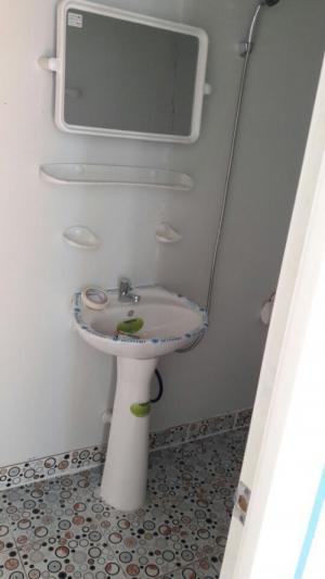 Bồn rửa tay và gương -