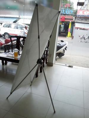 Banner treo standee nhôm cao cấp, thể hiện sự sang trọng và nổi trội cho quảng cáo và thương hiệu của công ty bạn. In ấn banner treo giá standee các loại nhanh chóng, đẹp và giá rẻ ngay với In Kỹ Thuật Số.