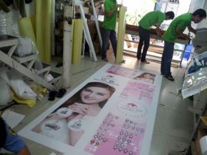 Poster standee PP quảng cáo cho mỹ phẩm với chất lượng in ấn cực đẹp
