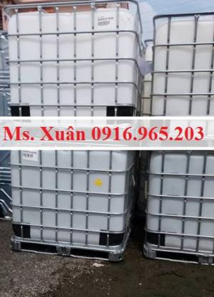 Bồn nhựa cũ có khung thép bao quanh