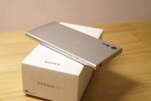 Xperia XZ bạc sóng nước, thiết kế rất đẹp và sang
