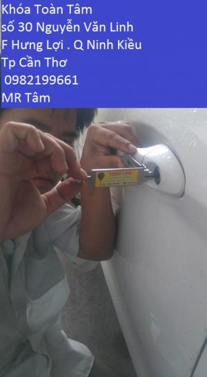 Mở cửa ford fresta