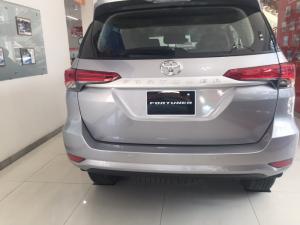 Bán xe toyota fortuner 2.4g, số tay 6 cấp, màu bạc, xe mới 100%, nhập khẩu nguyên xe.
