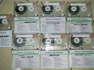 Bán băng cassette thu âm nhạc vàng trước
