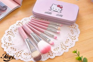 Bộ cọ trang điểm Hello Kitty 7 cây xinh xắn với tông màu hồng nhạt đáng yêu và nữ tính, phù hợp với sở thích của các cô nàng thích làm đẹp.