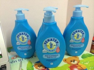 Sữa Tắm Gội Penaten Bad & Shampoo
Dung tích: 400 ml
Xuất xứ: Đức
Sữa tắm gội 2 trong 1 dành cho bé của Penaten từ Đức thích hợp dùng cho trẻ sơ sinh, thơm mát, an toàn cho làn da nhạy cảm của trẻ.
Sữa tắm gội Penaten bad & shampoo 400ml có vòi chiết xuất từ thiên nhiên chăm sóc làn da của bé toàn diện từ đấu đến chân.
ƯU ĐIỂM NỔI BẬT
– Sữa tắm gội Penaten dùng được cho trẻ ngày từ khi mới sinh.
– Sữa tắm với hương thơm mát và độ Ph nhẹ nhàng giữ độ ẩm cho làn da non nớt của bé.
– Sản phẩm được chiết xuất từ những thành phần tự nhiên với công thức diu nhẹ không làm cay mắt bé.