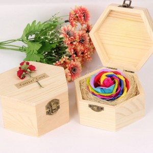 Với màu sắc tự nhiên, đẹp mắt, được tạo hình khéo léo từ sáp, có thể lưu được hương thơm từ 2 - 3 năm