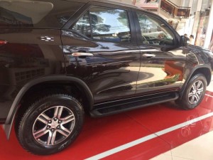 Fortuner 2.7v máy xăng màu nâu giao ngay