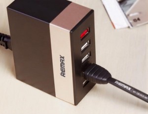 Tích hợp cả 5 cổng ra dành cho tất cả các dòng điện thoại android, 1A dành cho điện thoại Apple và 2.1A dành cho máy tính bảng và 1 số Pin sạc dự phòng dung lượng lớn.