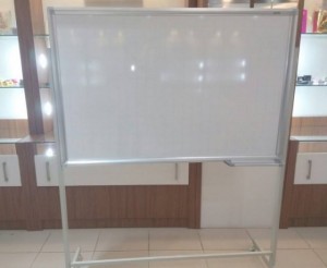 - Kích thước mặt bảng: H800xW1200mm (H: Chiều rộng; W: Chiều dài)
- Loại Bảng: Bảng từ trắng viết bút lông có chân di động
- Bảng sử dụng 1 mặt trắng viết bút lông.