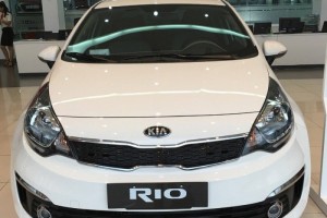 Đầu xe có thiết kế tương đối nhẹ nhàng, phù hợp cho cả đối tượng sử dụng là nam giới hay nữ giới. Phong cách thiết kế có xu hướng nhấn mạnh vẻ sang trọng và hiện đại. Lưới tản nhiệt mũi hổ đặc trưng của thương hiệu KIA nối liền hai cụm đèn pha halogen kết hợp projector cho khả năng gom chùm sáng tốt. Chức năng đèn pha tự động và đèn LED ban ngày được trang bị cho hai phiên bản số tự động.
