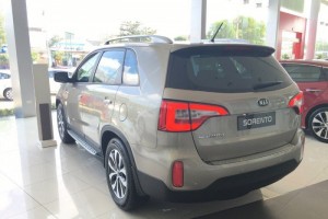 Cản sau được thiết kế lớn hơn và cùng màu với thân xe tạo dáng vẻ vững chắc và mạnh mẽ cho phía sau xe.
Cụm đèn sau dạng LED được kết hợp hài hòa với cản sau làm nổi bật tính thể thao và hiện đại của xe.
Phía sau phần lớn được bọc bởi kim loại giúp xe cứng cáp và thể thao hơn.
Cụm đèn sau dạng LED
Cản sau cùng màu thân xe