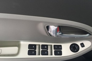 Các nút bấm khác được bố trí hợp lý và vừa tầm tay, giúp cho việc thao tác của cả người lái lẫn hành khách ở ghế phụ thuận tiện, dễ dàng. Hệ thống thông tin giải trí ở Morning Si 2016 gồm có đầu CD hoặc DVD, dàn loa 4 chiếc, định vị GPS, hỗ trợ kết nối AUX/USB/Bluetooth với điện thoại.