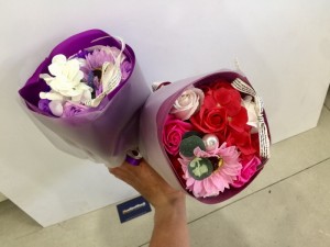 Với màu sắc tự nhiên, đẹp mắt, được tạo hình khéo léo từ sáp, có thể lưu được hương thơm từ 2 - 3 năm
