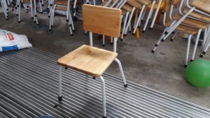 Ghế gỗ chân sắt cho trẻ giá rẻ