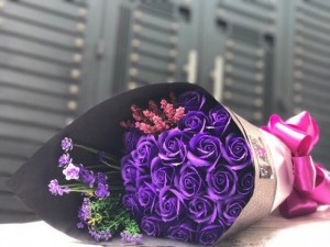 Hoa hồng sáp thơm có đủ mùi hương, màu sắc lại không bao giờ tàn