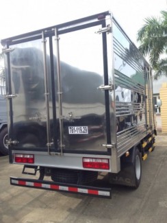 Hệ thống khung chassis đúc nguyên khối chắc chắn được sơn chống sét bằng công nghệ điện ly nano làm tăng độ bền cao.Cầu chủ động sau lớn đi kèm hệ thống nhíp lá 2 tầng giảm sóc với 15 lá nhíp mỗi bên ở phía sau và 11 lá mỗi bên phía trước, khả năng vượt tải cao, cầu xe vận hành mạnh mẽ, ổn định, độ bền cơ học cao.