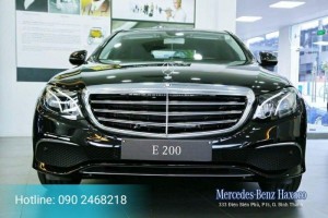  Lưới tản nhiệt 3 nan mạ chrome
Nẹp chỉ mạ chrome trên cản trước, cản sau & thân xe
Logo Mercedes trên nắp capô
Chụp ống xả mạ chrome tích hợp với cản sau