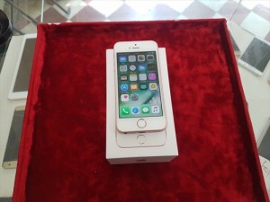 Iphone 5SE Rose Gold 16Gb bản Quốc tế còn Bh Hoàng hà 17/4/2017 hình thức đẹp 99%,phụ kiện có hộp,sạc,cáp.