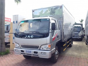 Xe tải Jac 7 tấn với không gian nội thất rộng rải, tiện nghi với 3 người ngồi, cabin đôi có giường phía sau. Ghế lái nệm hơi cao cấp điều chỉnh lên xuống, kết hợp với vô lăng 4 chấu bọc da trợ lực tùy chỉnh lên xuống giúp người lái chọn được vị trí lái phù hợp nhất. Nóc cabin cao tích hợp cửa lấy gió trời thoáng mát. Hốc chân ga rộng, chân phanh cảm giác tốt.