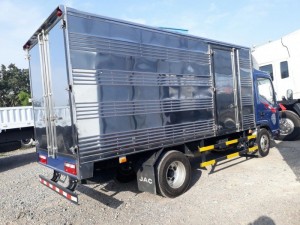Khung gầm xe tải Jac 3.5 tấn thùng dài 4.3m, khung chassis đúc nguyên khối bền chuyển giao công nghệ từ Isuzu. cầu chủ động sau lớn đi kèm hệ thống nhíp lá 2 tầng giảm sóc, lốp 7.50-16 đồng bộ trước sau, tạo độ cân bằng, gai lốp lớn tăng khả năng bám đường, chịu tải cực cao, cầu xe vận hành mạnh mẽ, ổn định, độ bền cơ học theo thời gian.