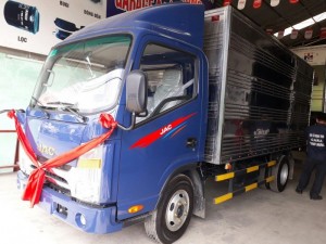 Chiều dài cơ sở xe tải Jac 3t5 lên đến 3360mm, kích thước thùng hàng lớn giúp chuyên chở được nhiều hơn, kính chiếu hậu tối ưu tầm nhìn, kính chắn gió rộng giúp quan sát được xa hơn đảm bảo an toàn cho người lái xe.