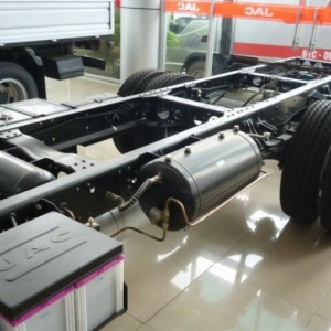 Khung gầm xe tải Jac 3 tấn thùng dài 4.3m, khung chassis đúc nguyên khối bền chuyển giao công nghệ từ Isuzu. cầu chủ động sau lớn đi kèm hệ thống nhíp lá 2 tầng giảm sóc, lốp 7.50-16 đồng bộ trước sau, tạo độ cân bằng, gai lốp lớn tăng khả năng bám đường, chịu tải cực cao, cầu xe vận hành mạnh mẽ, ổn định, độ bền cơ học theo thời gian.