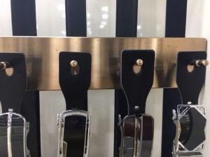 Với những thiết kế bắt mắt, đi kèm với những bộ trang phục thường ngày của bạn làm tôn lên nét sang trọng và lịch lãm.