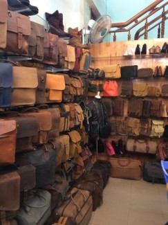 Cửa hàng của công ty chuyên trưng bày các loại ba lô, túi xách, dây nịt, bóp nam, bóp nữ bằng da cao cấp, bền đẹp, giá cả phải chăng