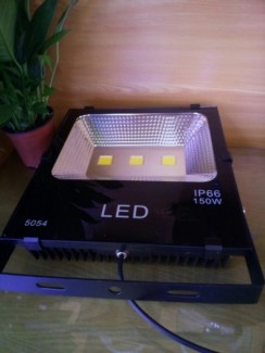 Đèn pha led 100W vỏ đen mỏng chip Đài Loan siêu sáng, bảo hành 2 năm