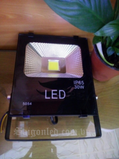 Đèn pha led 100W vỏ đen mỏng chip Đài Loan siêu sáng, bảo hành 2 năm
