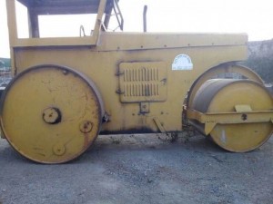 Cần bán hai xe lu, một lu lớn 14 tấn và một lu nhỏ 10 tấn đang hoạt động tốt
