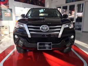 Bán xe Toyota Fortuner 2.7V (4x2), máy xăng, tự động, 01 cầu, màu Xám, giao ngay